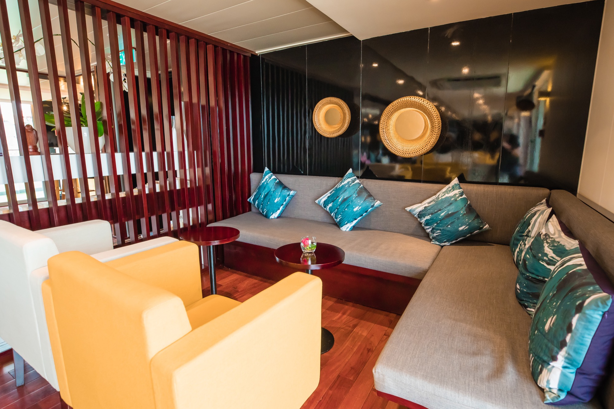 CroisiEurope RV Indochine II Lounge 2.jpg